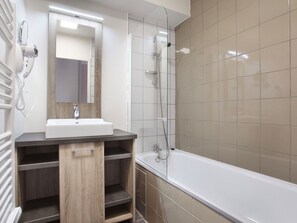 Chalet | Bathroom - Chalet in Praroustan With Stunning Mountain Views (Uvernet-Fours)