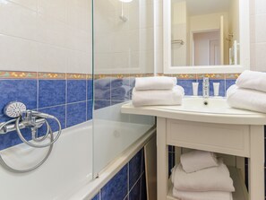 Apartment | Badezimmer | Badewanne, Handtücher
