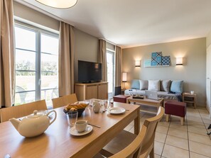 Dining - Nice Home With Bath Tub, Located Near Historic Omaha Beach (Port-en-Bessin-Huppain)
