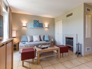 Living room - Nice Home With Bath Tub, Located Near Historic Omaha Beach (Port-en-Bessin-Huppain)