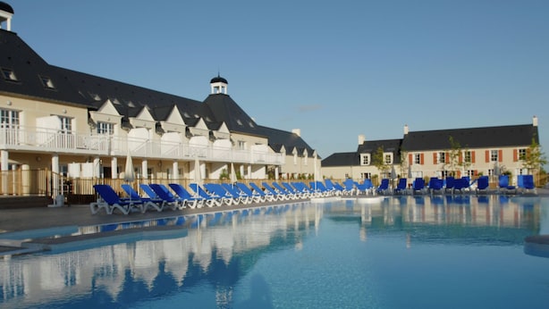 Pool - Nice Home With Bath Tub, Located Near Historic Omaha Beach (Port-en-Bessin-Huppain)