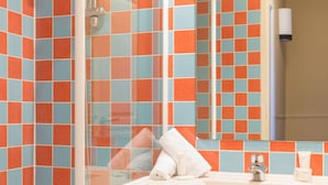 House | Bathroom - Nice Home With Bath Tub, Located Near Historic Omaha Beach (Port-en-Bessin-Huppain)