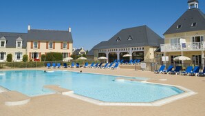 Exterior - Nice Home With Bath Tub, Located Near Historic Omaha Beach (Port-en-Bessin-Huppain)