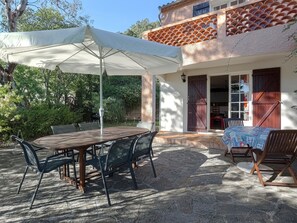 Balcony - Holiday Home in Bormes Near Beaches & Pool (Bormes-Les-Mimosas)