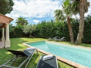 Outdoor pool - Detached Villa With a Dishwasher and AC, in a Quiet Area (Sainte-Maxime)
