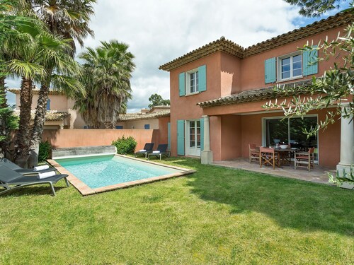 Detached Villa With a Dishwasher and AC, in a Quiet Area