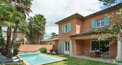 Detached Villa With a Dishwasher and AC, in a Quiet Area
