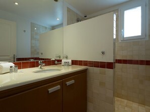 Villa | Bathroom | Towels - Detached Villa With a Dishwasher and AC, in a Quiet Area (Sainte-Maxime)