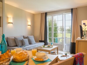 Dining - Nice Home With Bath Tub, Located Near Historic Omaha Beach (Port-en-Bessin-Huppain)