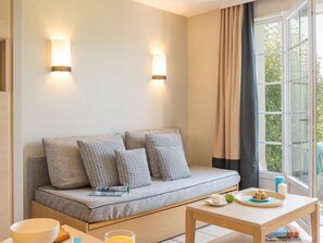 Living room - Nice Home With Bath Tub, Located Near Historic Omaha Beach (Port-en-Bessin-Huppain)