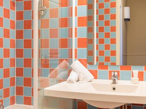 Bathroom - Nice Home With Bath Tub, Located Near Historic Omaha Beach (Port-en-Bessin-Huppain)