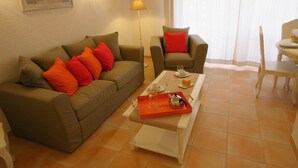 House | Living room - Beautiful House With AC, Located Between Inland and sea (Montauroux)
