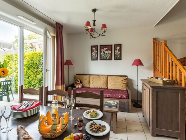 Living room - Holiday Home in Bergerac Near Chateau Bridoire (Bergerac)