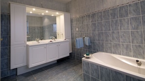 Villa | Bathroom | Bathtub - Provencal Villa With Microwave, 1km From Nice Town Vidauban (Vidauban)