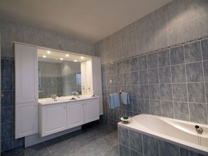 Villa | Bathroom | Bathtub - Provencal Villa With Microwave, 1km From Nice Town Vidauban (Vidauban)