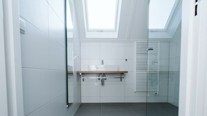 Shower, towels - Luxurious Home With a Beautiful Outdoor Space Near the Beach (Ouddorp)