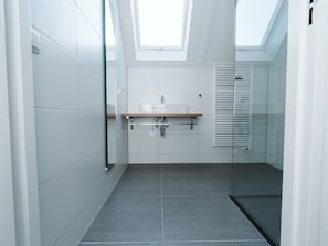 Shower, towels - Luxurious Home With a Beautiful Outdoor Space Near the Beach (Ouddorp)