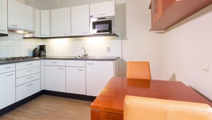 Appartement | Privékeuken | Een koffiezetapparaat/waterkoker, een koelkast, een magnetron