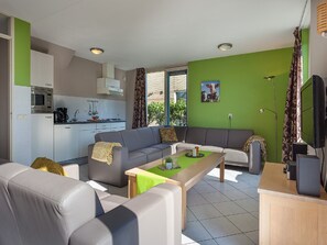 House | Living room | MP3 dock - Nice House With Dishwasher and Large Garden, Near Hoorn (Andijk)