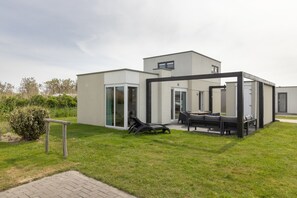 House | Terrace/patio - Modern Lodge With two Bathrooms, Near the Beach (Callantsoog)