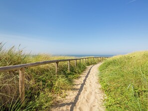 A sandy path with wooden railings leading to a beach. - Family Chalet in Netherlands Holiday Park (Egmond aan den Hoef)