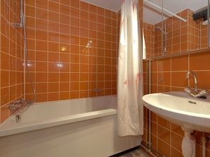 Combined shower/tub