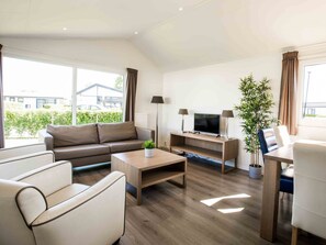 Chalet | Living area - Modern Chalet With Dishwasher in Noordwijk Near the Sea (Noordwijk)