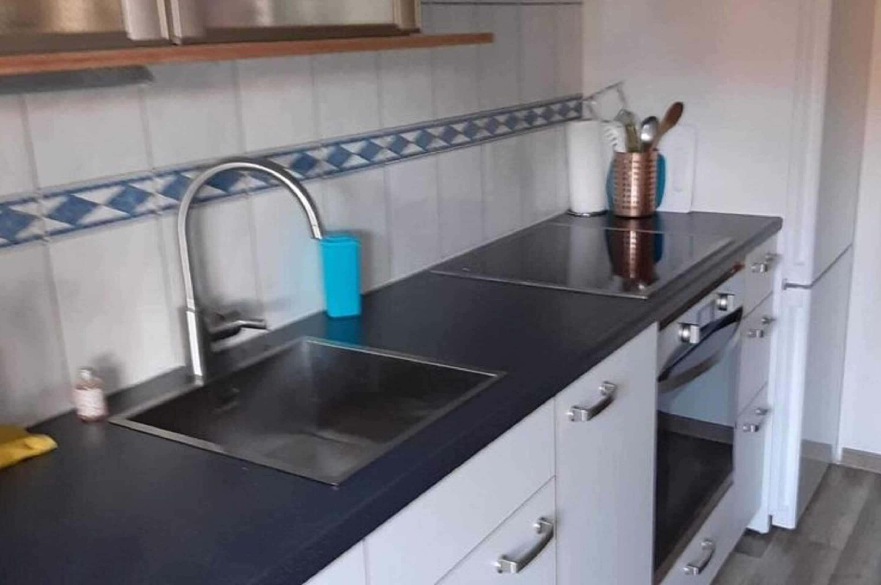 Rumah | Dapur pribadi | Mesin pembuat kopi/teh dan kursi makan untuk bayi