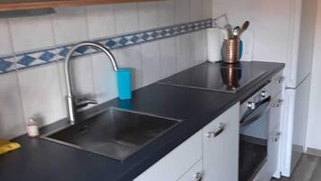 Rumah | Dapur pribadi | Mesin pembuat kopi/teh dan kursi makan untuk bayi