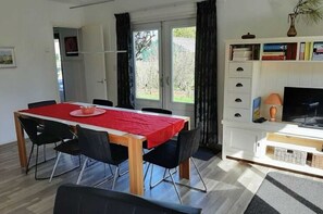 House | Dining - Holiday Home in Quiet Environment near Beach & Dunes (Groet)