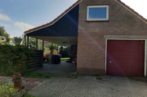 House | Exterior - Holiday Home in Quiet Environment near Beach & Dunes (Groet)