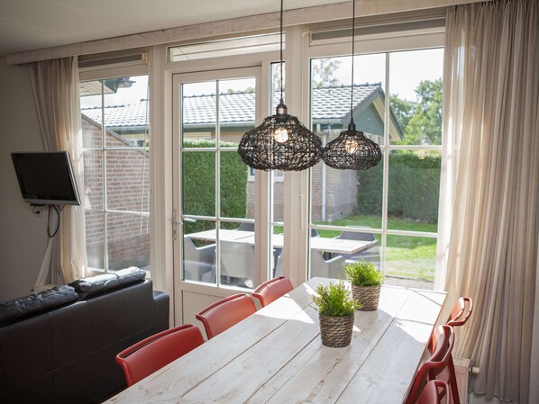 Bungalow | Dining - Detached Combined Bungalow with Garden near Veluwe (Voorthuizen)