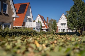 Eine Reihe traditioneller Häuser mit Satteldächern und weißer Fassade.