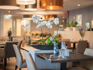 Apartment | Dining - Modern Coastal Escape (Koudekerke)
