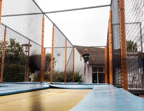 Sports court - Cozy Chalet w/ Terrace (Kamperland)