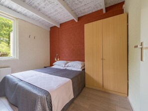 Bungalow | 3 bedrooms, individually furnished, bed sheets - Well-kept Bungalow With Fireplace Near Valkenburg (Walem)