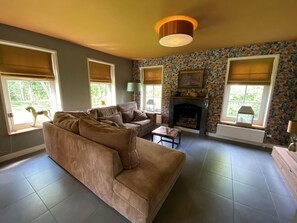 Villa | Living room - Lush Villa with Hot Tub, Private Fenced Garden in Hippolytushoef (Hippolytushoef)