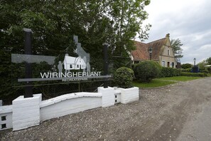 Exterior - Lush Villa with Hot Tub, Private Fenced Garden in Hippolytushoef (Hippolytushoef)