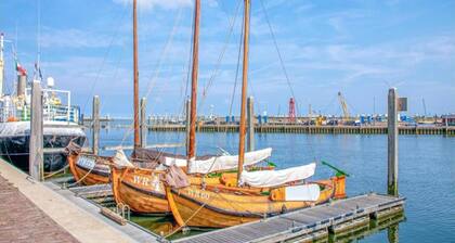 Lush Villa with Hot Tub, Private Fenced Garden in Hippolytushoef