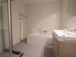 Appartement | Badkamer | Een bad, handdoeken