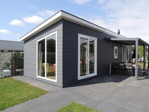 Chalet | Exterior - Atmospheric Chalet with Porch near Veluwe (Voorthuizen)