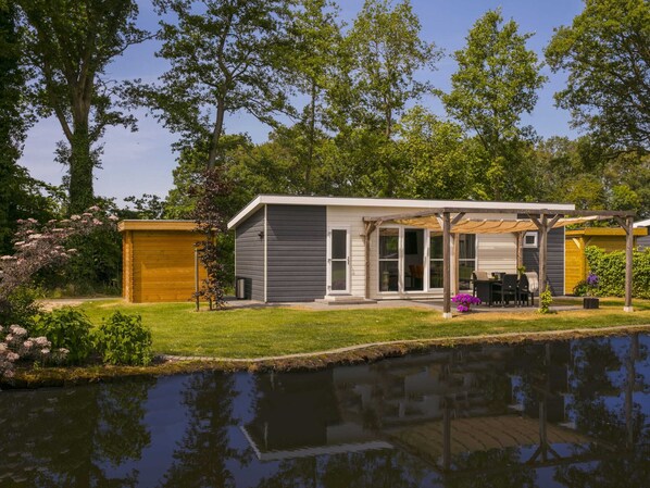 Chalet | Exterior - Sunlit Chalet by the Pond (Lochem)