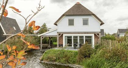 Beautiful Villa With a Jetty, Located in Giethoorn