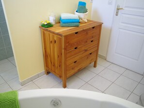 Villa | Bathroom | Bathtub - Spacious Villa in Aups With Swimming Pool (Moissac-Bellevue)