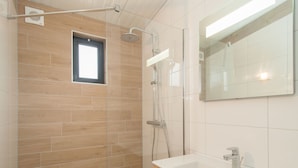 Een douche, handdoeken