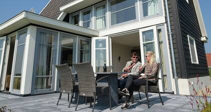 Modern House With a Jetty, Located in Beautiful Giethoorn