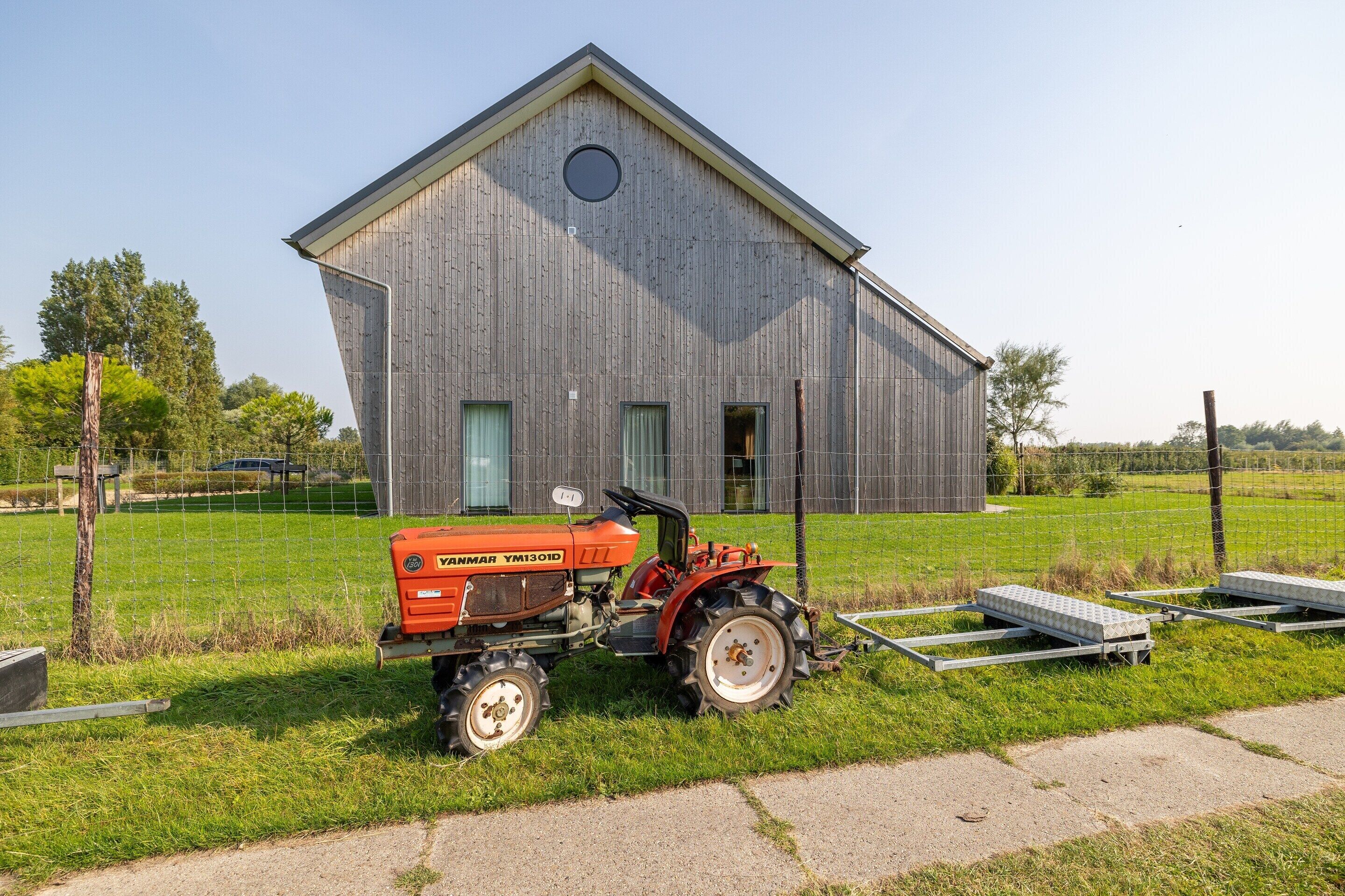 En lade med en traktor foran.