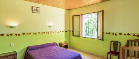 House | 2 bedrooms, individually furnished, iron/ironing board, bed sheets