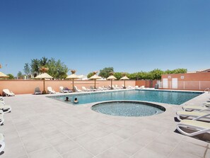 Pool - Maisonette in Aigues-mortes Near Camargue (Aigues-Mortes)