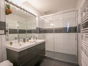 Bathroom - Large and Beautiful Apartment in the Heart of Bayeux (Bayeux)